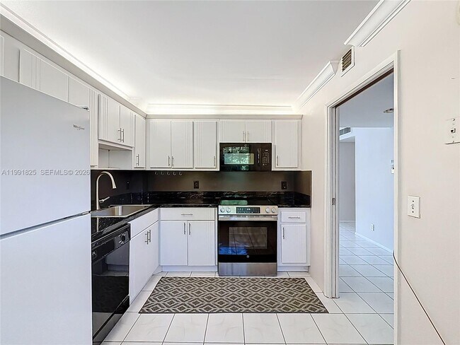 Building Photo - 605 Oaks Dr