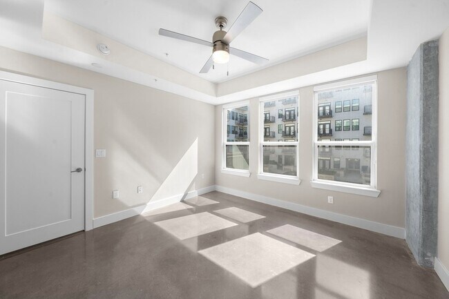 Building Photo - 1825 N San Jacinto Street Unit 641