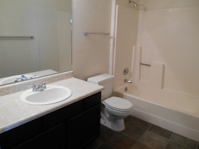 Building Photo - Eastside (Golf Links and Pantano) spacious 2nd floor 2 bed, 2 bath condo!