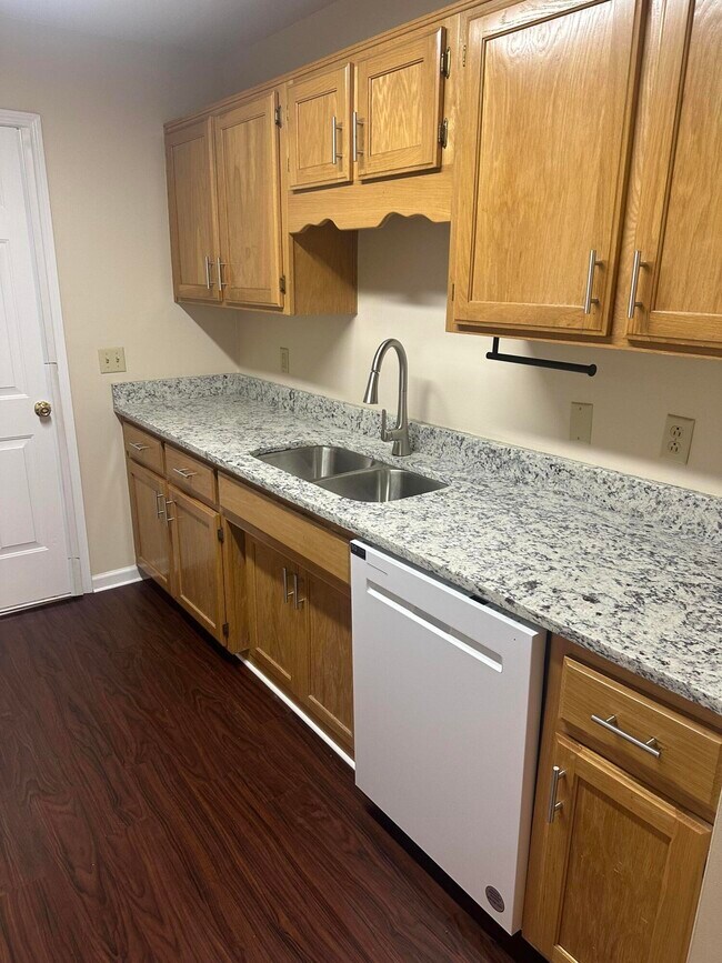 Building Photo - 2005 River Ridge Rd