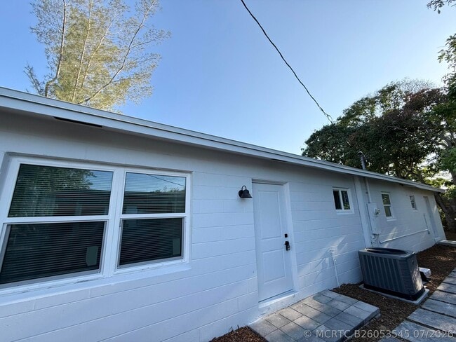 Building Photo - 912 SE Tarpon Ave