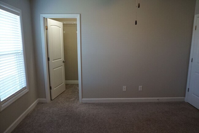 Building Photo - 3 Bedroom 2 Full bathrooms w/ Bonus room in Richlands!
