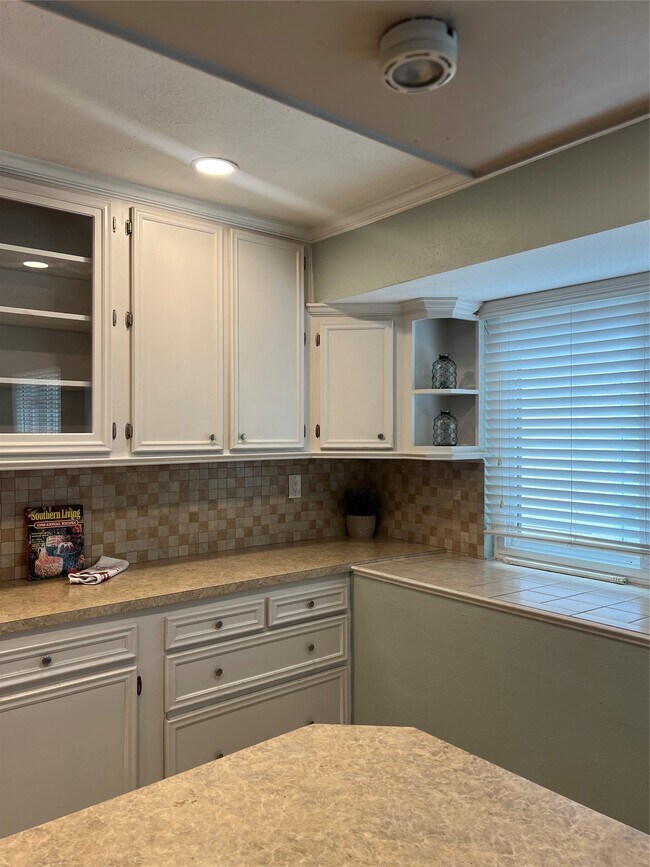 Building Photo - 10909 Glenwolde Dr