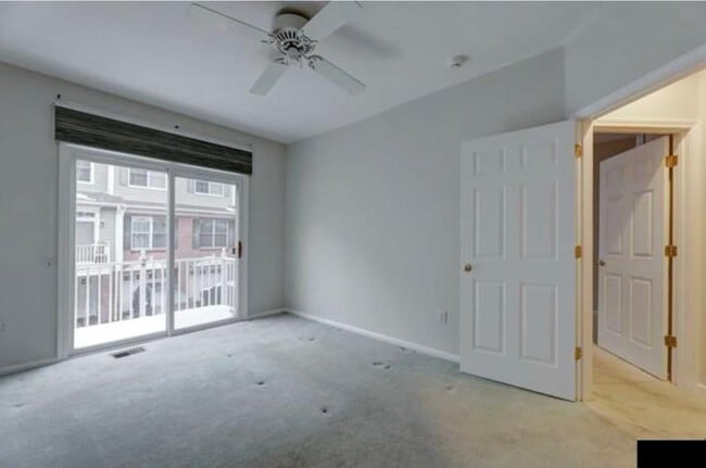 Building Photo - 320 Midland Ct