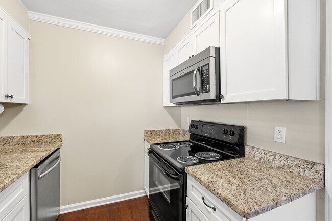 Building Photo - Renovated end-unit townhome in the Heart of Roswell