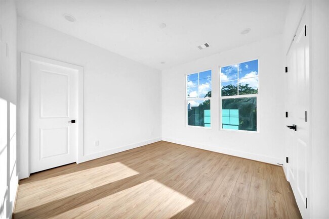 Building Photo - 7825 Colonial Ln