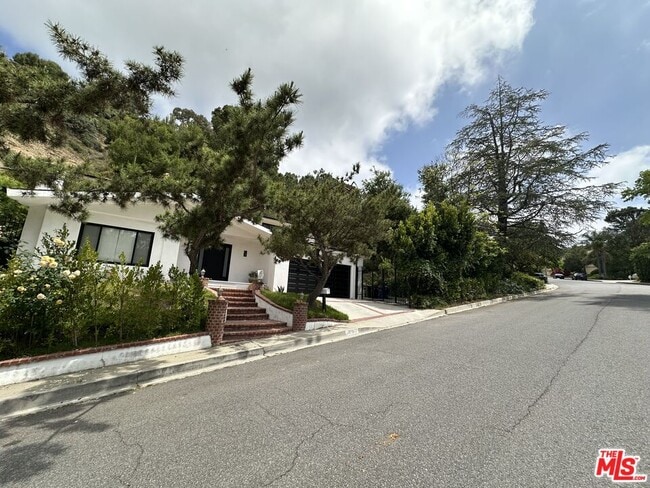 Building Photo - 9781 Blantyre Dr