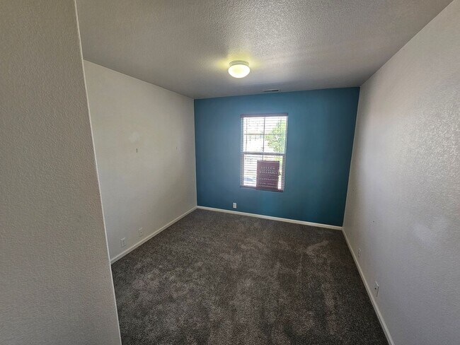 Building Photo - 3 Bed 3 Bath Townhome Minutes from Ft. Carson!!