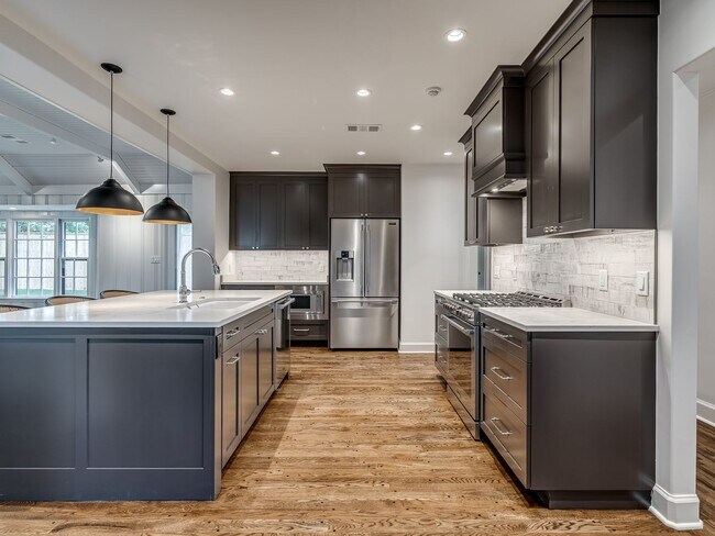Building Photo - Luxury Living in the Heart of Tulsa