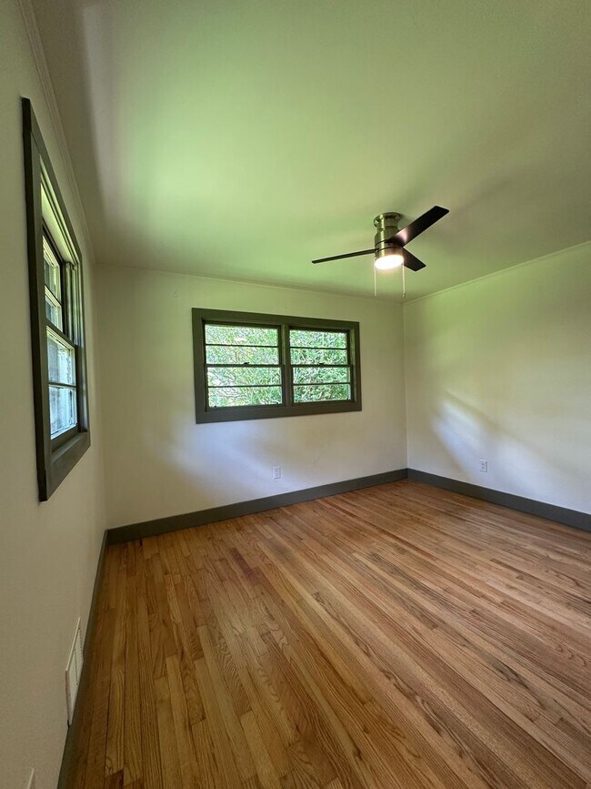 Building Photo - Updated 3 Bedroom House on the Eastside