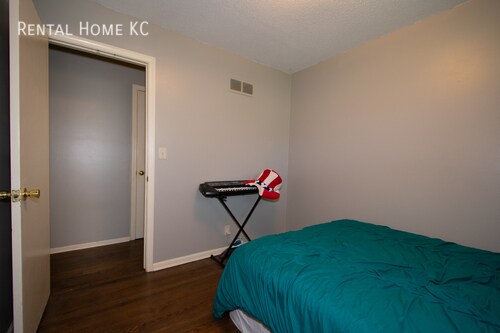 Building Photo - Remodeled Ranch w/Fin Bsmt Fenced Yard in ...