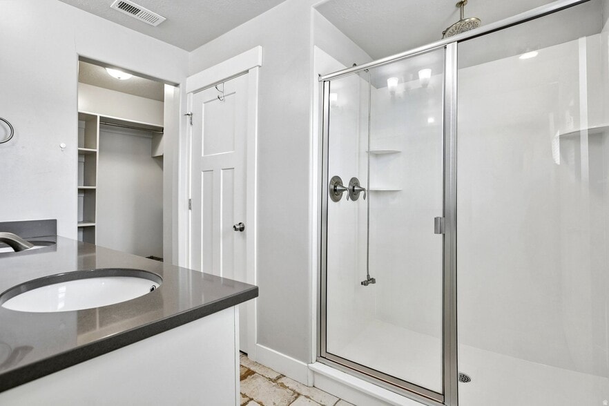 Building Photo - 167 W Silver Springs Dr