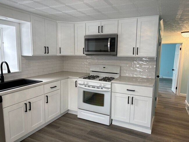 Building Photo - 1 Floor Living on 1/2 Acre, 4 Bedrooms/1 Bath, Garage-Dallastown SD