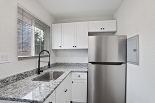 Building Photo - Brentwood Meadows