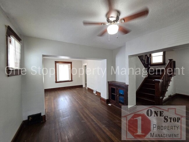 Building Photo - Spacious 3 bedroom/ 2 bathroom in Kansas City!