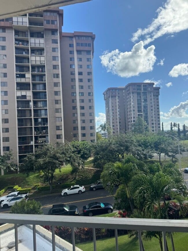 Building Photo - Highlander 1 Bedroom with Parking, Washer/Dryer in unit