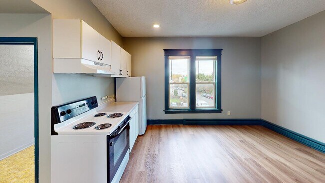 Building Photo - 6307-6321 Roosevelt Way NE
