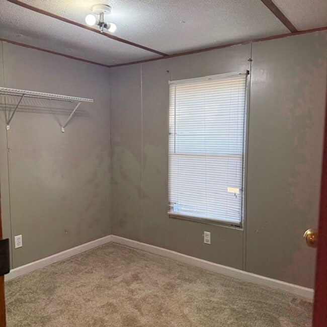 Building Photo - 2bedroom 1 bath Single Wide Mobile Home