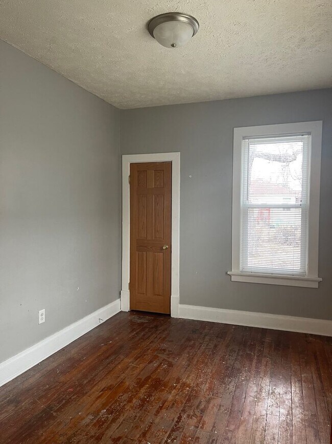 Building Photo - 4 Bedroom 2 bath House Available Now!!