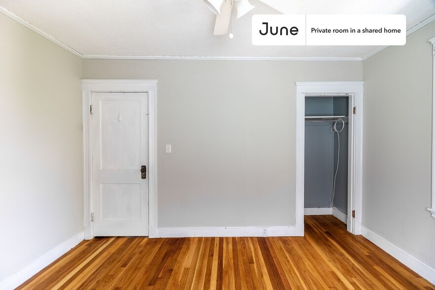 Building Photo - Room in Shared 4 bed/1 bath home