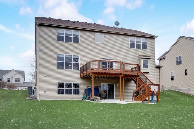 Building Photo - Grand 5 bed 4.5 bath Maple Grove Home w/ 3-Car Garage! Fully Furnished