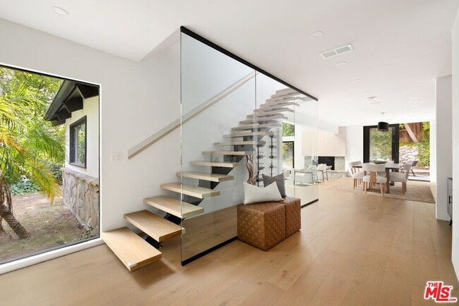 Building Photo - 1561 Clear View Dr