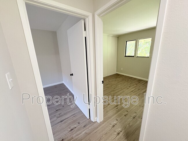 Building Photo - 2405 Sunny Ln