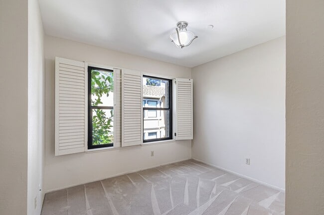 Building Photo - Two Primary Suites w/ Bonus Room l Prime L...