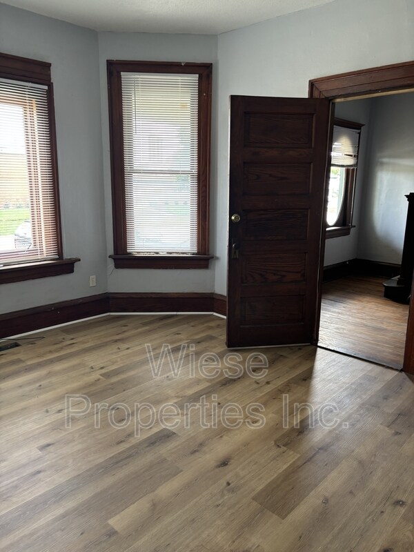 Primary Photo - 421 N 1st St