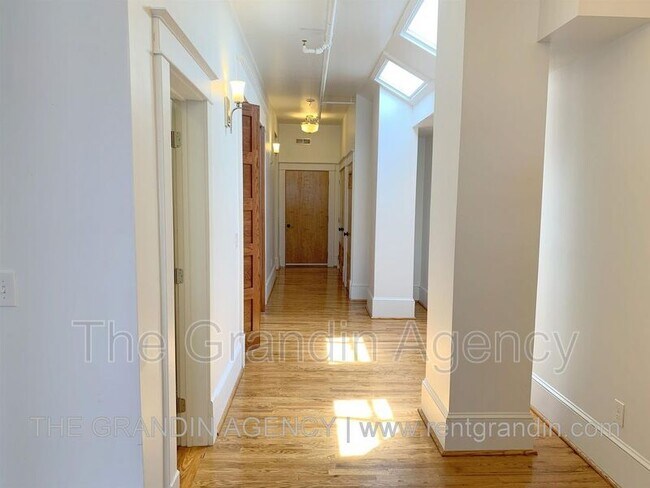 Building Photo - 126 Campbell Ave SW