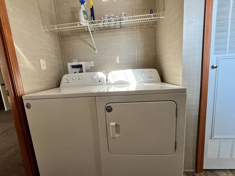 Building Photo - 1432 Iowa Dr