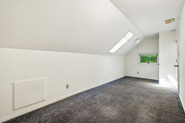 Building Photo - 212 Barclay Rd