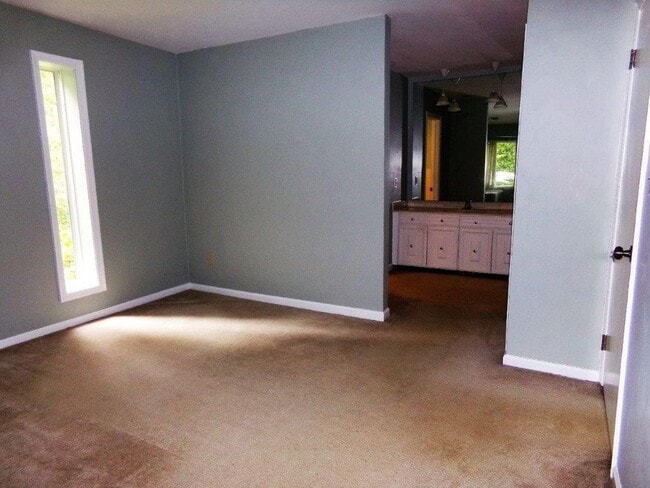 Building Photo - 376 Merrimac Trail