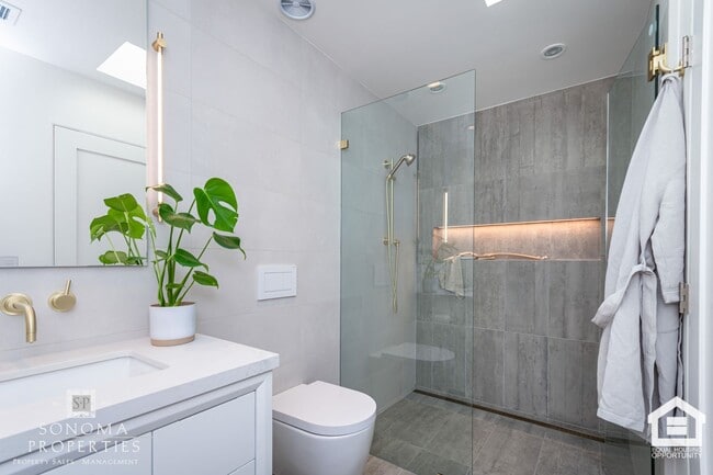 Building Photo - 3 Bedroom Exquisitely Furnished Home