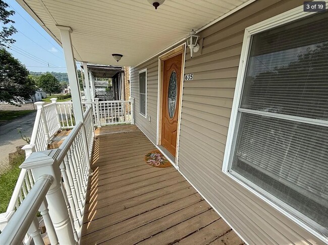 Building Photo - 635 Valley St