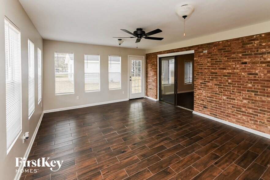 Building Photo - 901 Vickery Dr