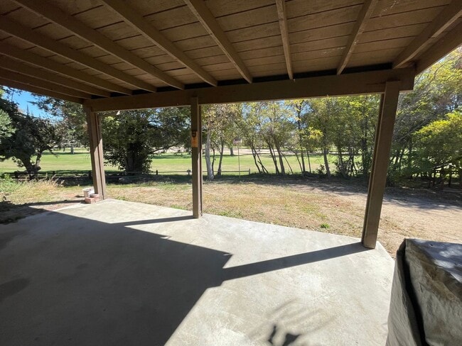 Building Photo - Golf Course- On The Mesa 3 Bedrooms, 2 Bathrooms, New Paint,