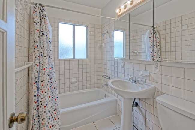 Building Photo - Bright & Charming, Single Story 3BR2BA Home w/ Large Front Yard, Huge Fenced Rear Yard w/ Large D...