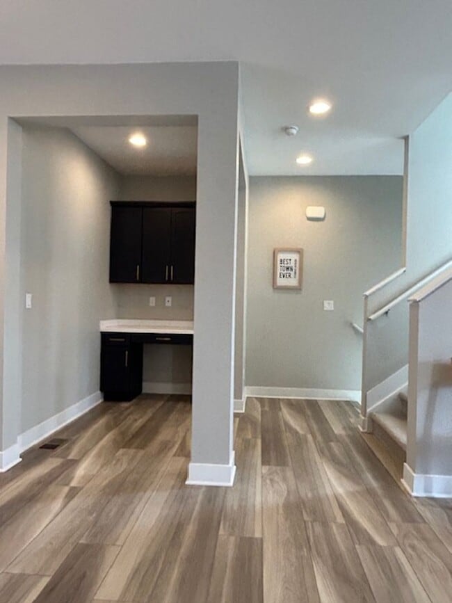 Building Photo - Beautiful 2 Bed + Office + 2.5 Bath home i...
