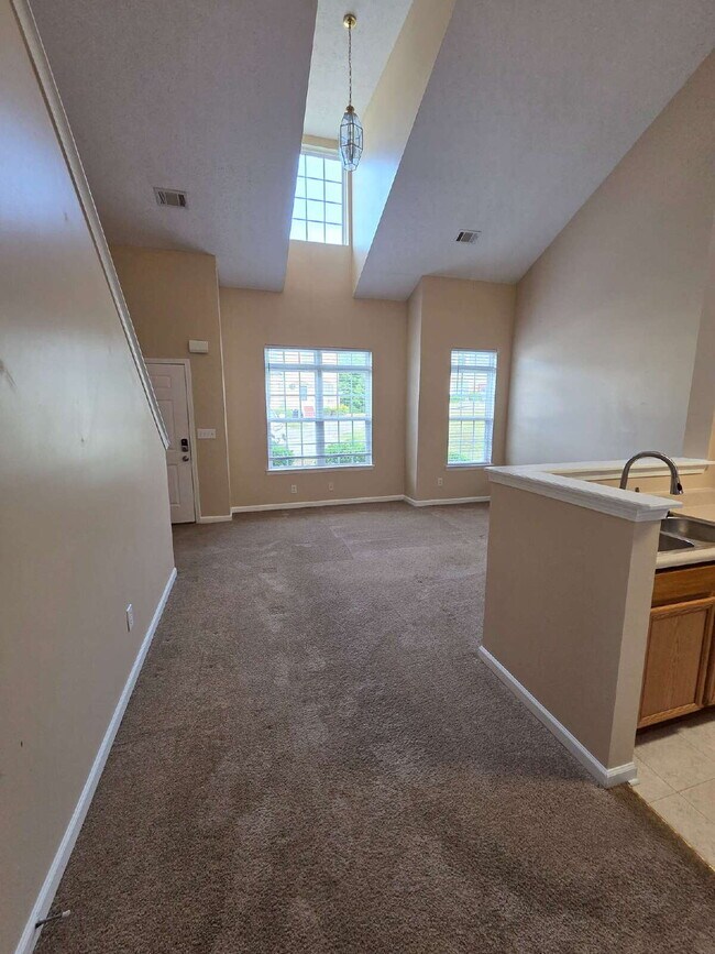 Building Photo - 2/2 Townhome close to shopping and dining