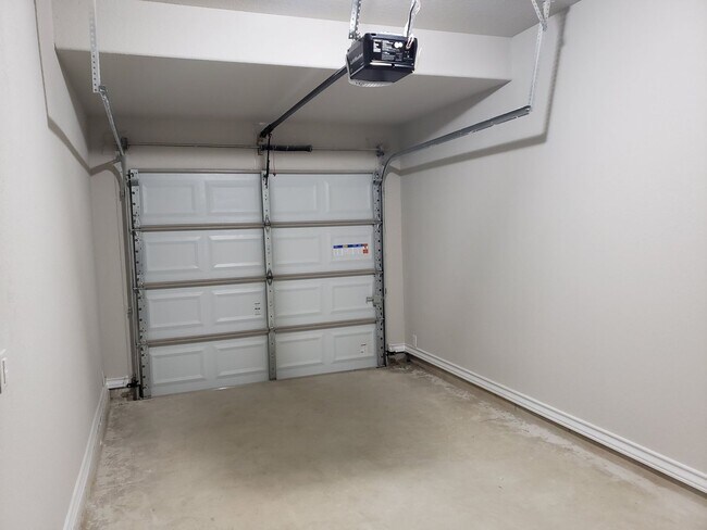 Building Photo - Townhome for rent