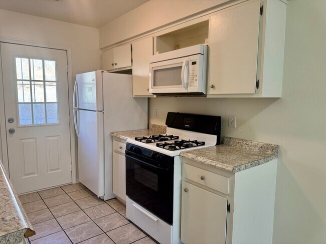 Building Photo - 2 Bedroom, 1 Bath Apartment in Bullhead City – Some Utilities Included!