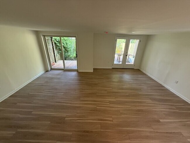 Building Photo - *DREAM LOCATION* 6BR Completely Renovated Duplex
