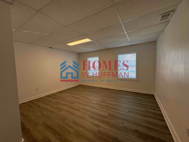Building Photo - Downstairs One Bedroom | Duplex