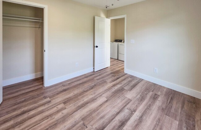 Building Photo - Knoxville 37921 - Brand New 3 Bedroom, 2 Full Bath Duplex Unit near downtown and Western Avenue -...
