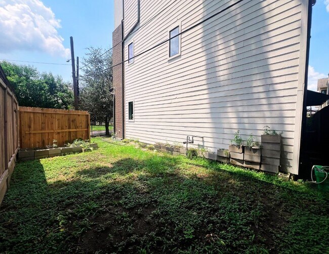 Building Photo - 820 Fowler St