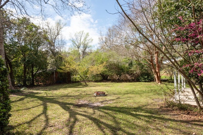 Building Photo - Students Welcome