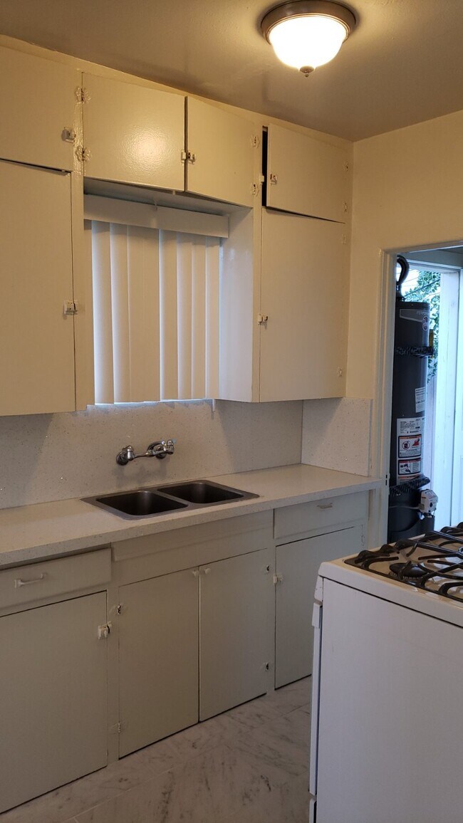Kitchen area - 1127 W Diamond St