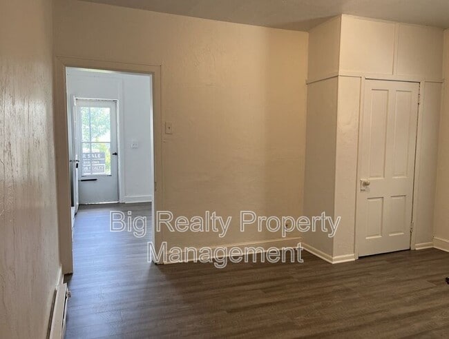 Building Photo - 119 E Scull St
