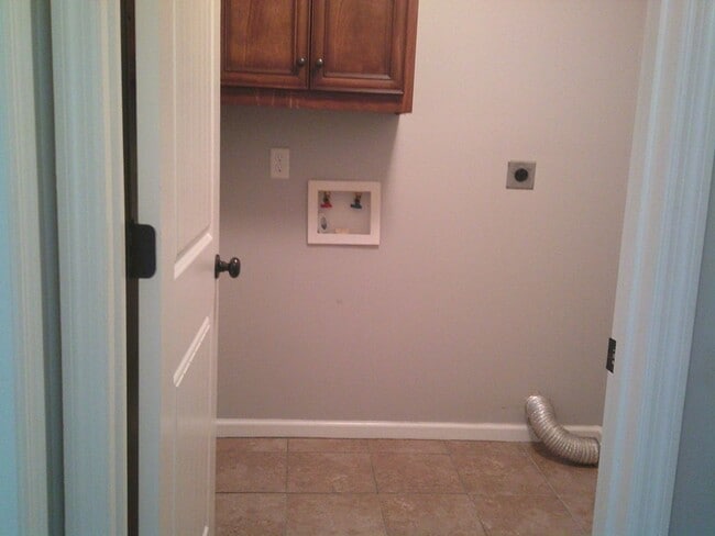 Building Photo - Spacious 3BR Home with Screened Porch, Fenced Backyard & Wired Shop in North Valdosta